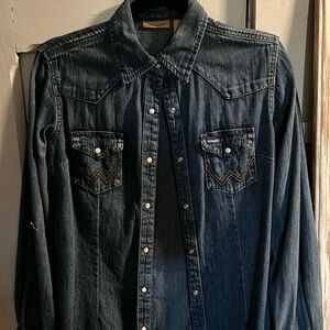 Wrangler women’s denim pearl snap shirt size small
